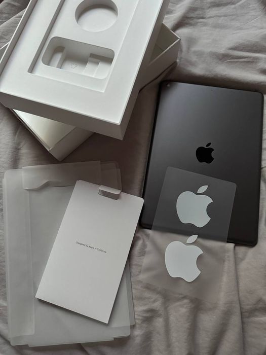 Appl IPad  9th Gen  256GB  wi- fi   10.2 Space Grey