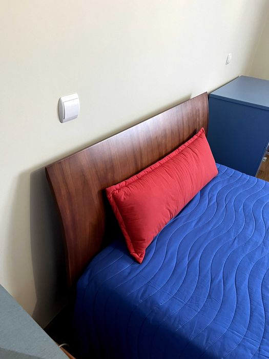 Cama de corpo e meio e mesa de cabeceira em cerejeira