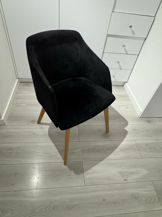 Krzesło/fotel czarne do biurka/jadalni z drewnianymi nogami