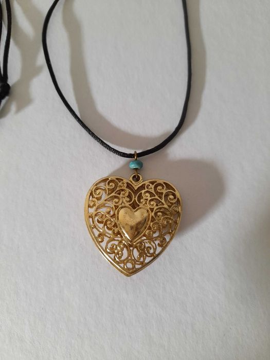 Colar fio com pendente de coração dourado estilo filigrana cor ouro