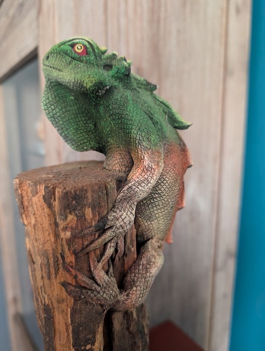 Kameleon rzeźba w drewnie