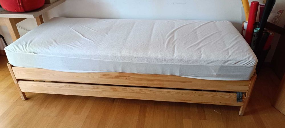 Cama empilhável em pinho e colchão