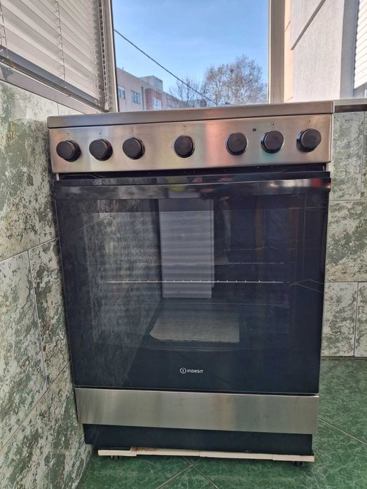 Fogão elétrico Indesit IS67V5PHX/E (semi-novo)