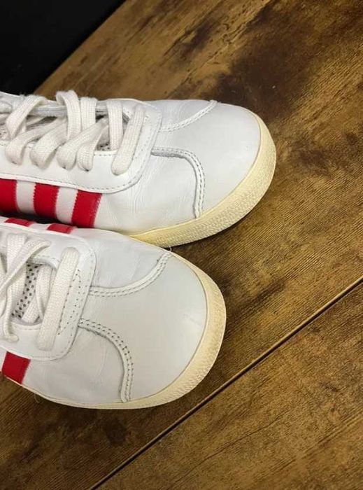 1C. Białe skórzane sneakersy Adidas Gazelle