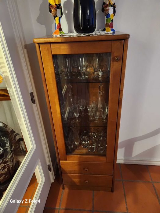 MOVEL CRISTALEIRA EM CEREJEIRA AMERICANA