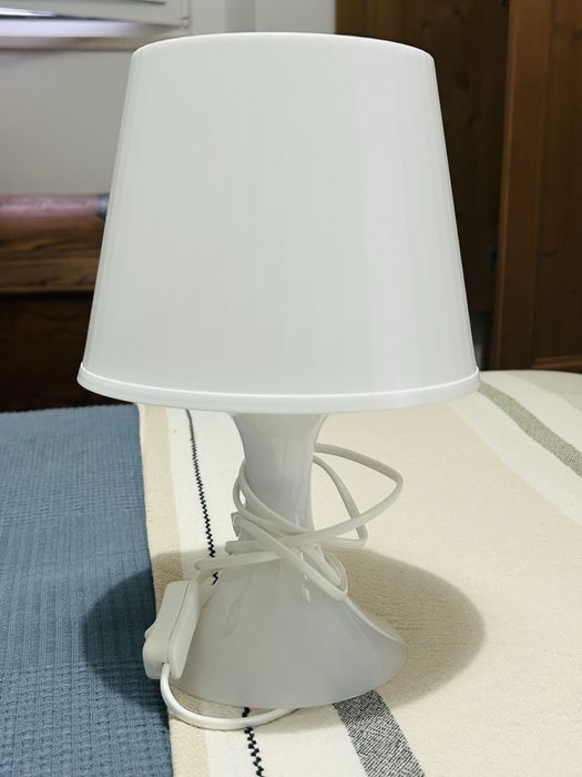 Candeeiro de mesa de cabeceira branco