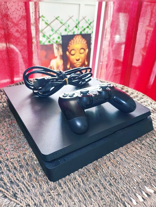 PlayStation 4 Slim + DualShock 4