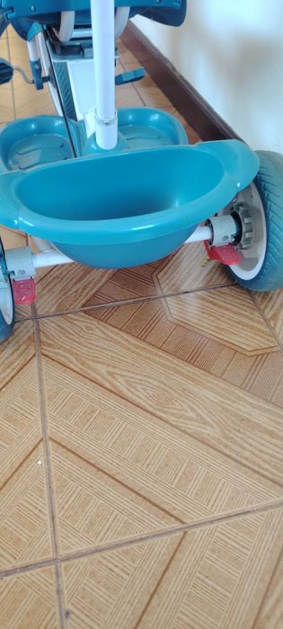 Vendo triciclo de passeio para criança em bom estado para desocupar.