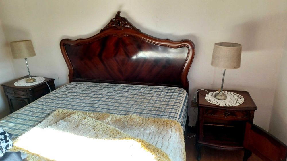 Mobilia estilo Queen Anne em bom estado