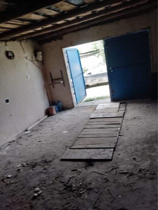 Гараж з погрібом