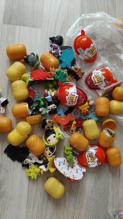 Zestaw zabawek z Kinder niespodzianka, mix