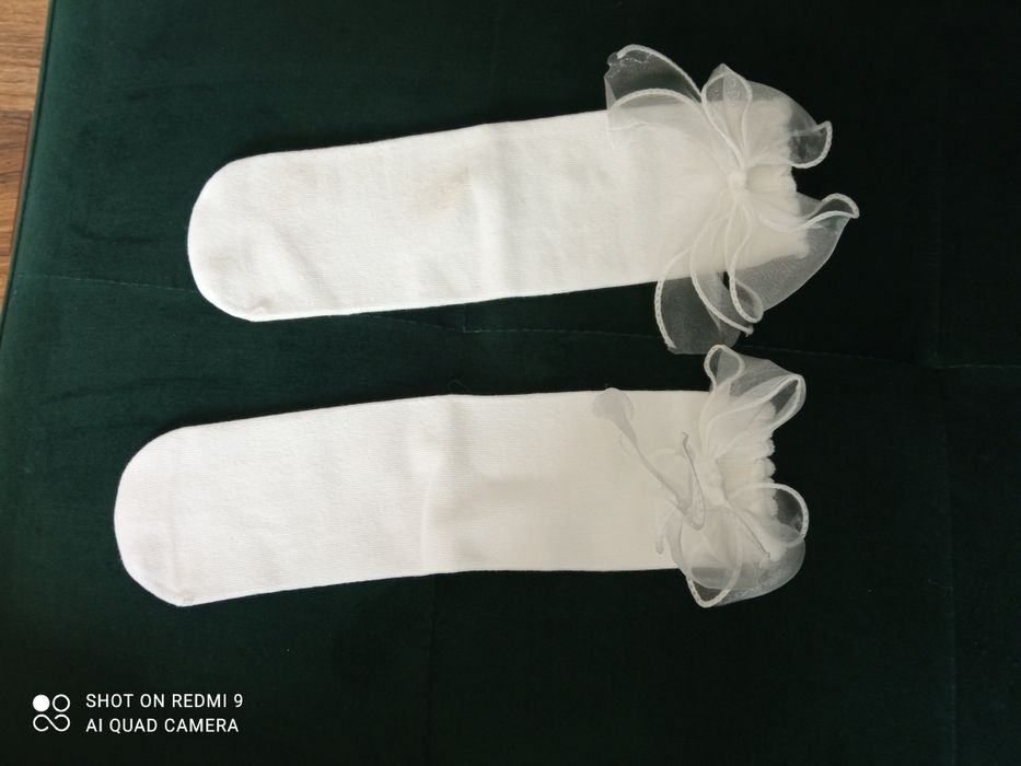 Skarpetki białe dla dziewczynki.