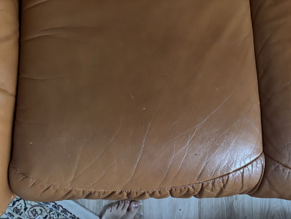 Продається стильний шкіряний диван у відмінному стані.