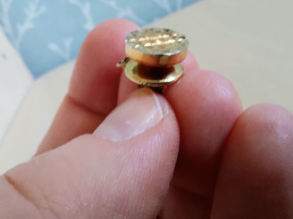 Elegancka pozłacana retro spinka do krawata