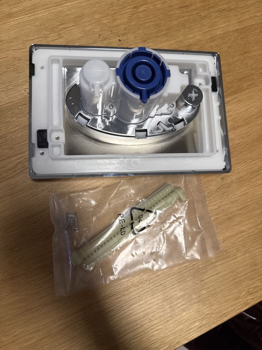 Placa de autoclismo com sistema de acionamento
