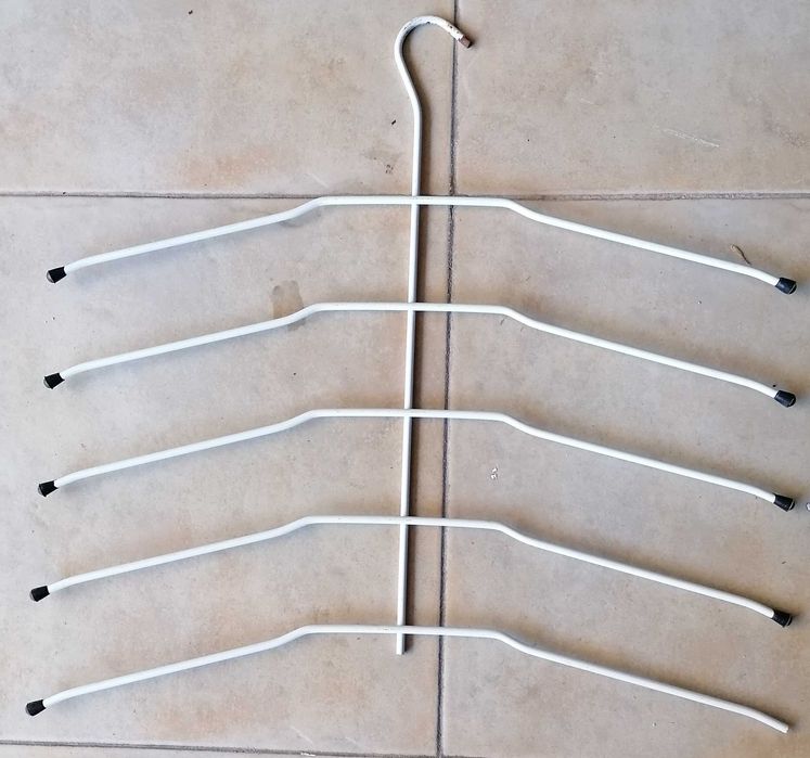 Cabides metálicos , quintuplos e outros, lote por 5€