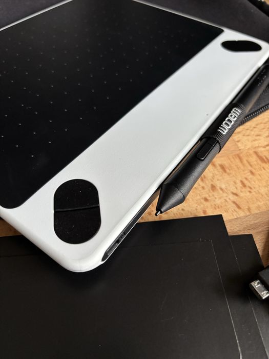 Tablet Gráfico Wacom Intuos CTL-490 (com caneta e bolsa)