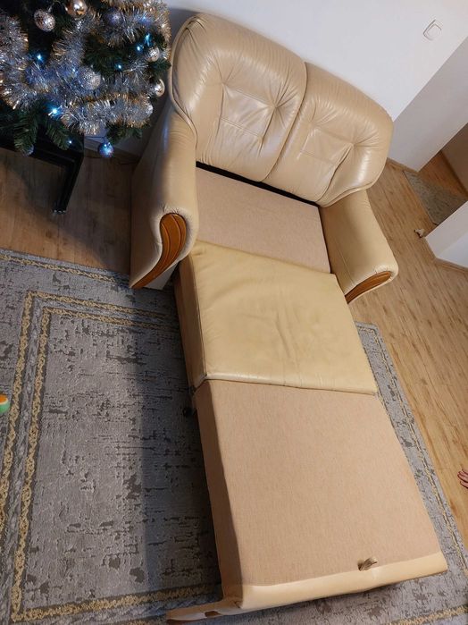 Kremowa rozkładana sofa