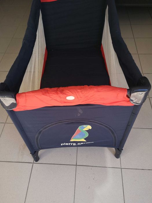 Cama de viagem da Pierre Cardin.