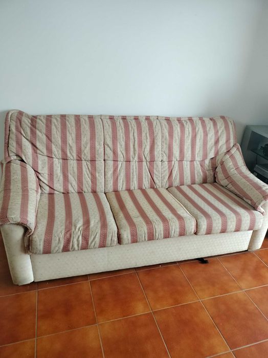 Sofá cama em tecido e em bom estado