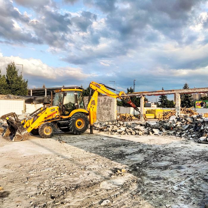 Koparko ładowarka, kucie, wyburzenia, infrastruktura techniczna
