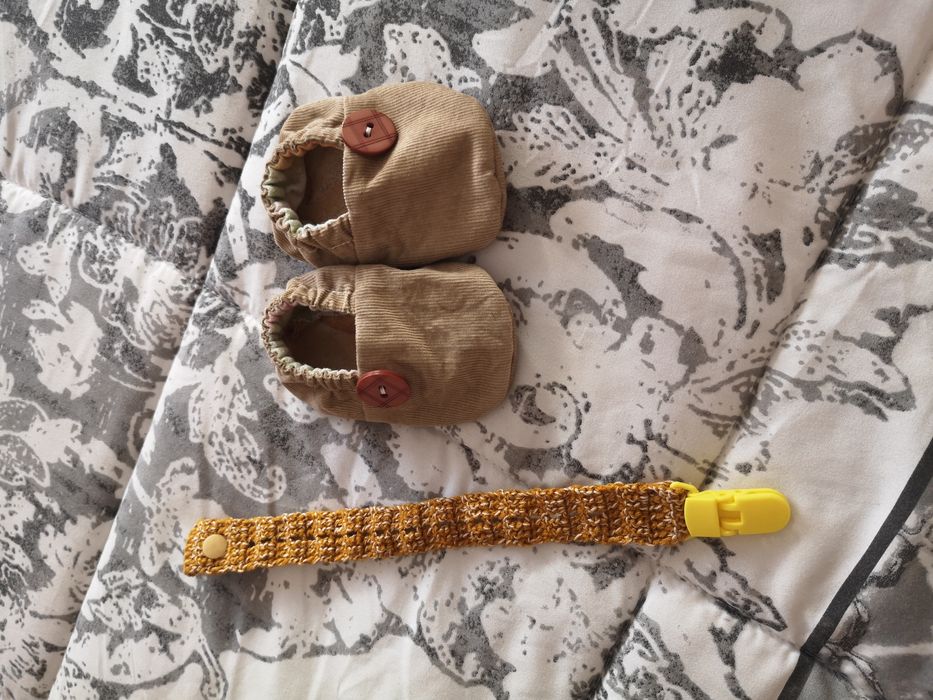 Sapatinhos + prendedor de chupetas