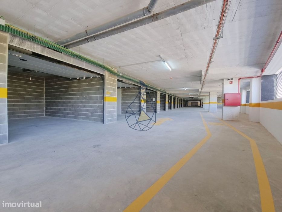 Garagens Box à Venda em Portimão — de 16 m² a 28 m², entre a estação d