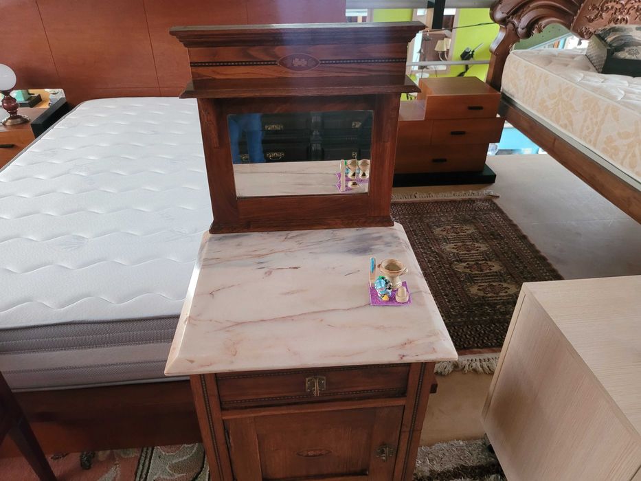 Mesa de cabeceira antiga em óptimo estado geral