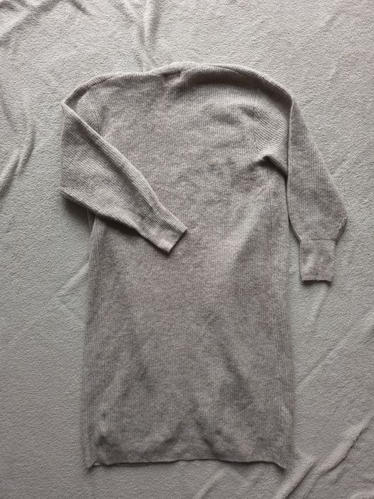 Długi, beżowy kardigan