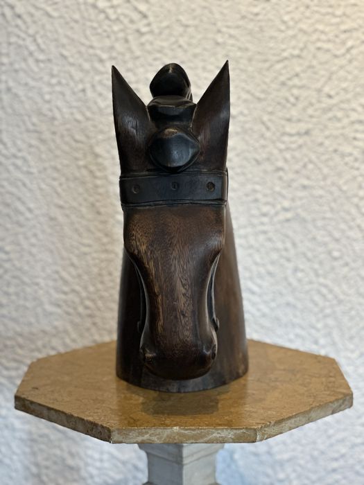 Escultura de Cavalo em Madeira Maciça – Peça Única e Imponente