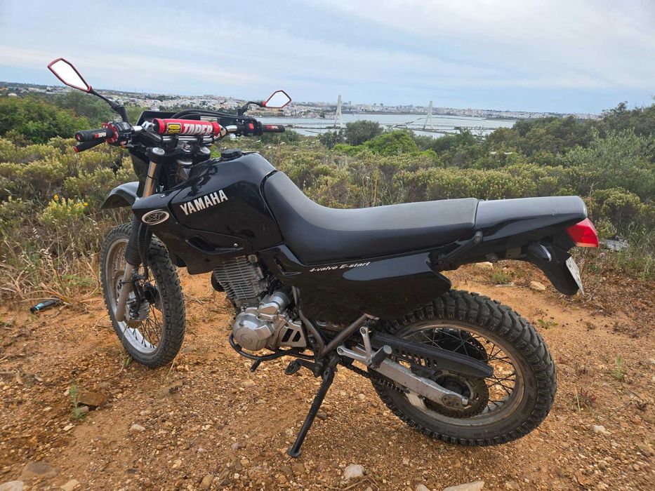 Vendo yamaha Xt600 e 2002 com direccao torta de resto ta pronta a andar e so meter gasolina e fazerem uma revisao