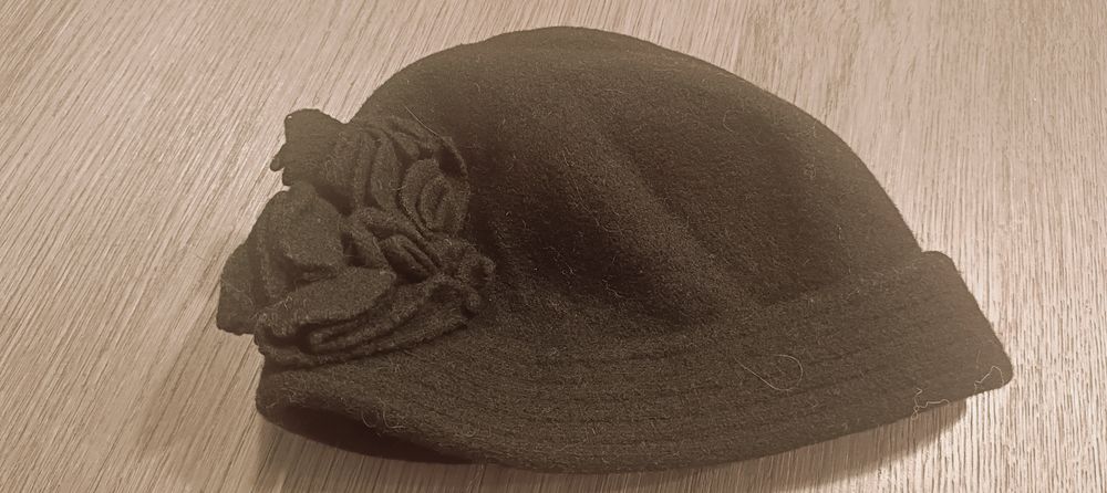 Elegancka czapka wełniana, czarna z kwiatem