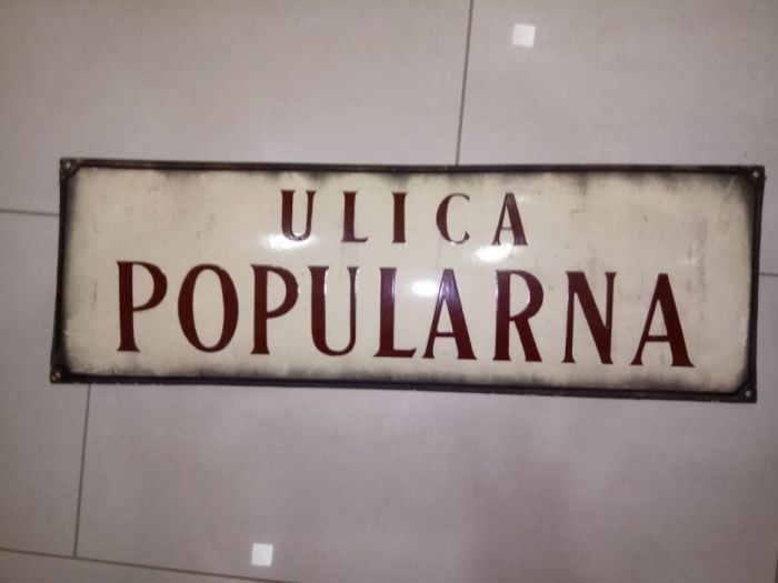 Oryginalne stare tablice z nazwą ulicy Strykowska i Popularna.
