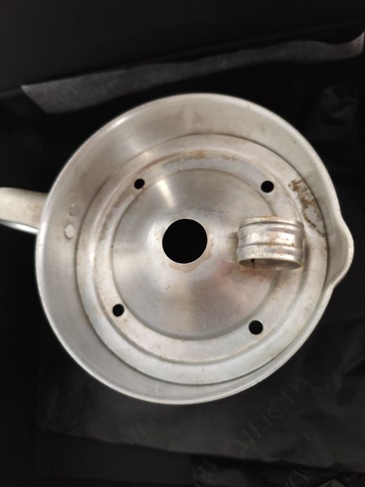 Antigo fervedor de leite e cafeteira em alumínio