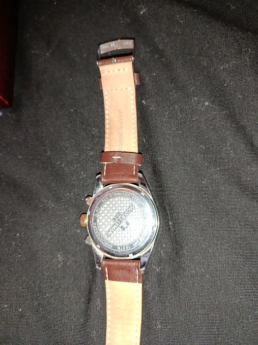 На изображении представлены мужские кварцевые часы-хронограф австрийск