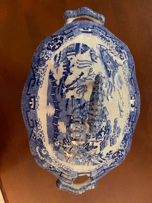 Terrina azul chinesa muito antiga com marcas de uso