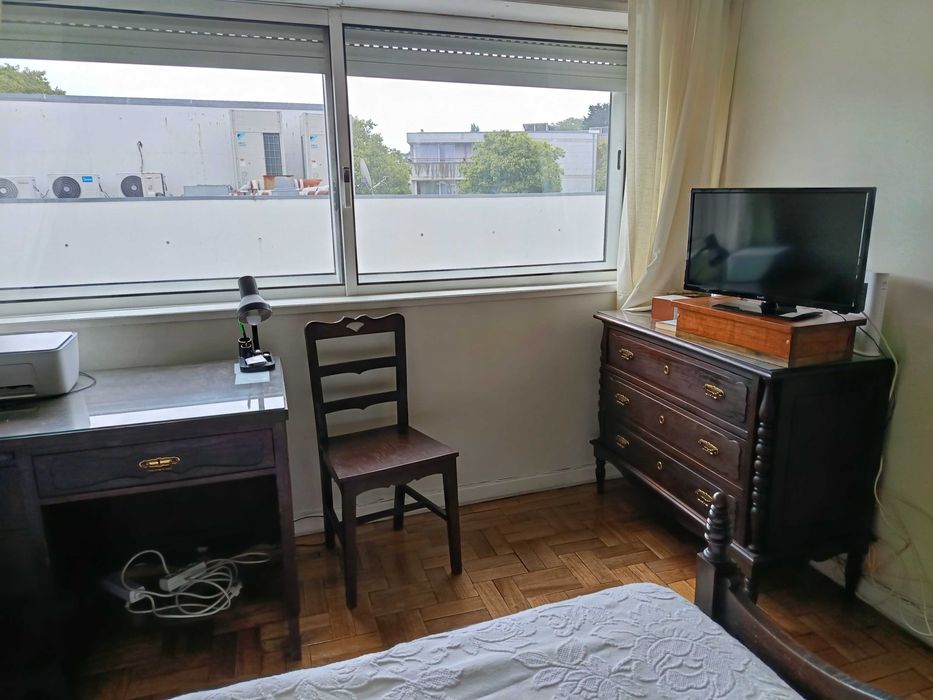 Alugo quarto individual a estudante
