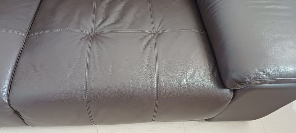 Vendo sofá de 3 Lugares em pele castanha genuína da sofatinni.