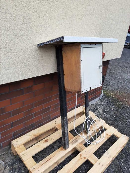 Licznik trójfazowy energii elektrycznej, Rozdzielnia elektryczna na b