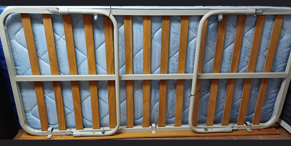 Estrado elevatório com rodas deslizantes e colchão NOVOS