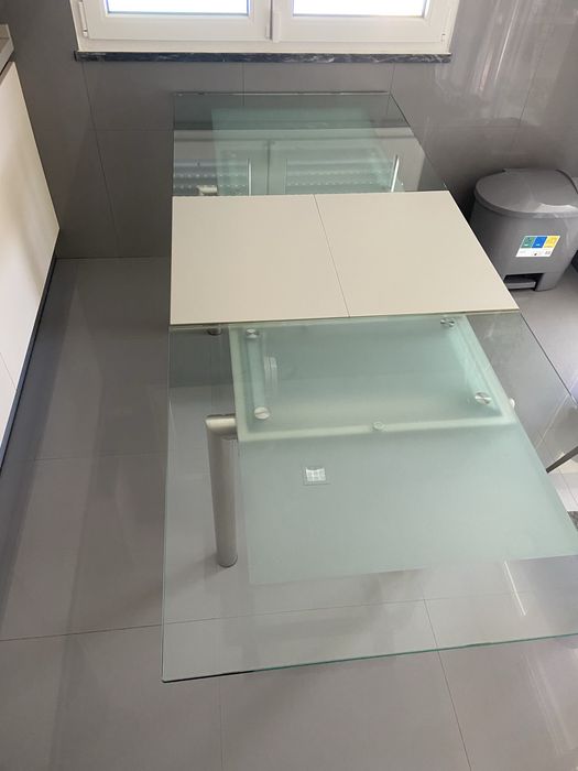 Mesa de vidro extensível 1,50m → 2,15m | Inox escovado | Excelente estado
