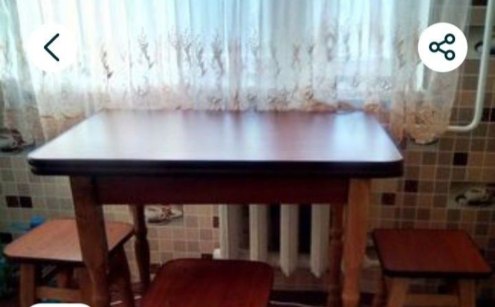 Кухонний стіл з табуретками