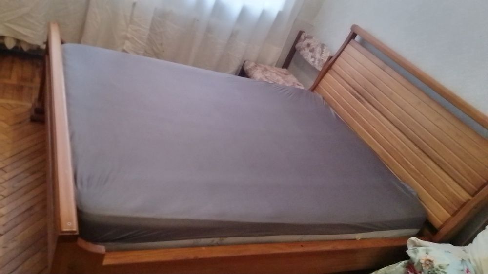 Продается кровать, двухспальная в хорошем состоянии с матрасом.