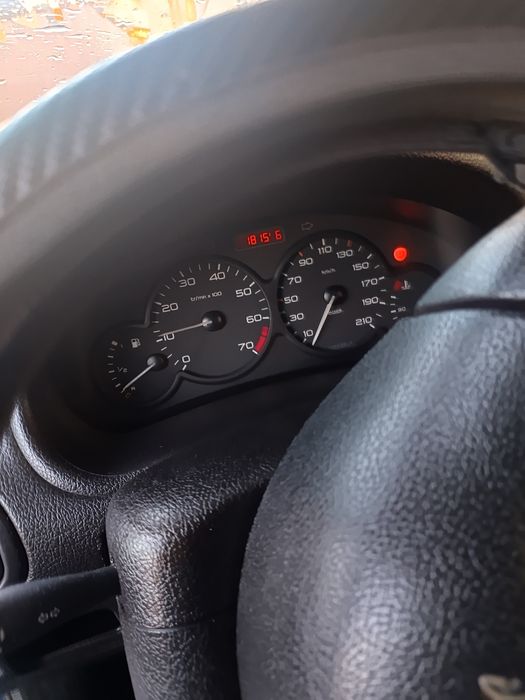 Peugeot azul escuro 206