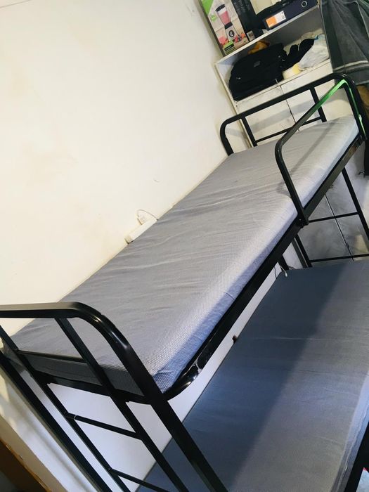 Cama de casal em muito bom estado, total de 50 peças.