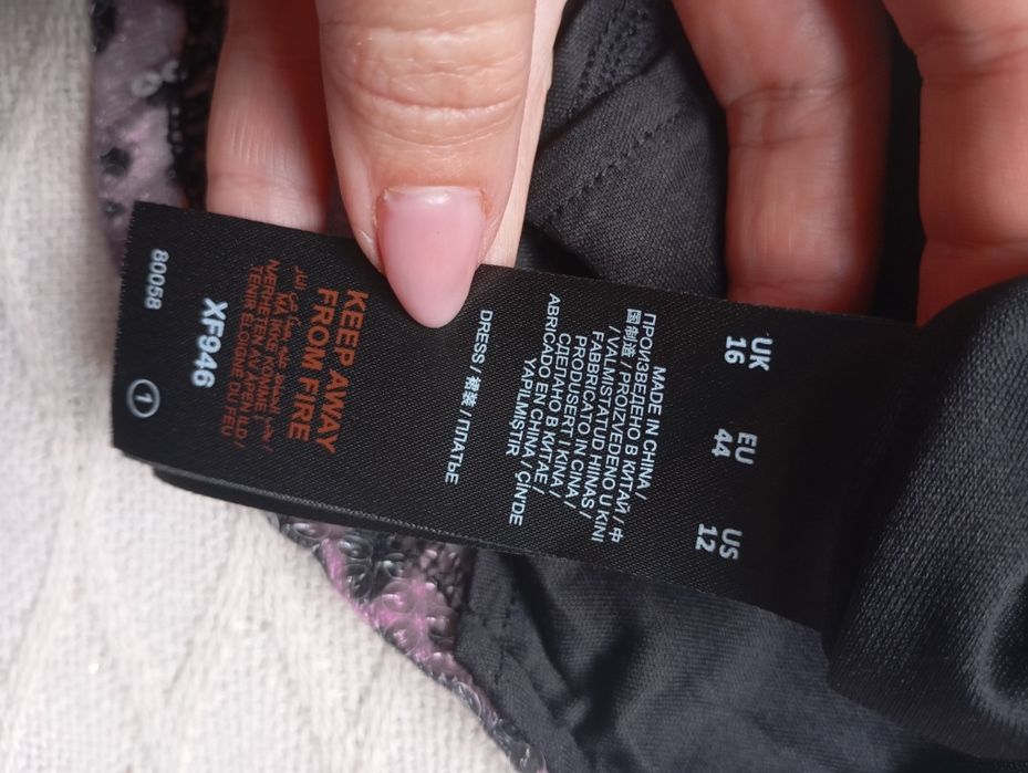 CAPSULE 44R efektowna NOWA sukienka różowa fuksja cekinowa