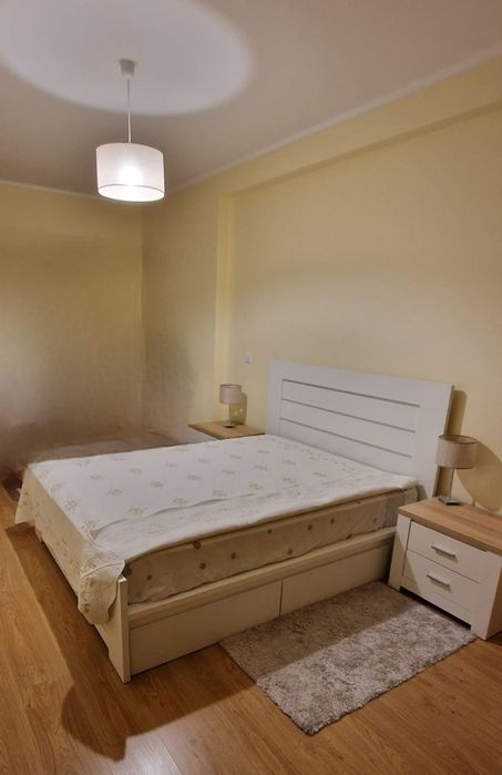 Mobília Beliani Florença - Cama + Mesinhas de Cabeceira + Colchão Piko