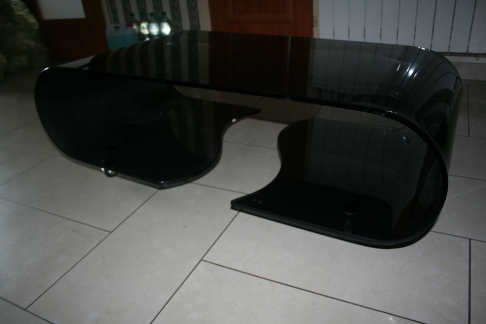 szklanna czarna lawa styl futurystyczny