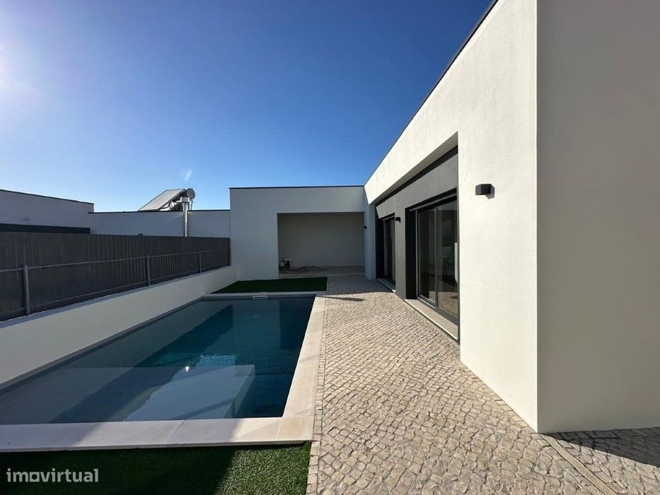 Moradia T3 com piscina disponível para arrendar em Vila Nogueira de...