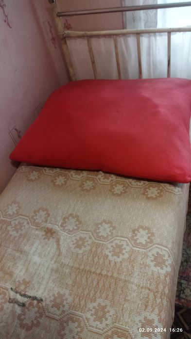 Кровать односпальная СССР металлическая с матрасом и подушкой